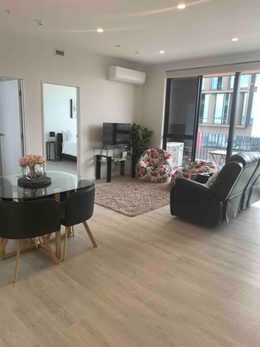 2 Bedrooms Apprtmt Plus Underground Parking In Cbd Christchurch Exterior photo
